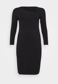 Schwarzes, geripptes Langarmkleid mit einem einzigartigen asymmetrischen Rundhalsausschnitt und taillierter Silhouette, das eine glatte Textur und eine Länge bis unter das Knie aufweist.