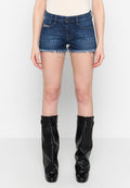 Dunkelblaue Jeansshorts mit ausgefranstem Saum, Fünf-Taschen-Design und kontrastierenden Nähten. Tragen Sie dazu hohe schwarze Lederstiefel.