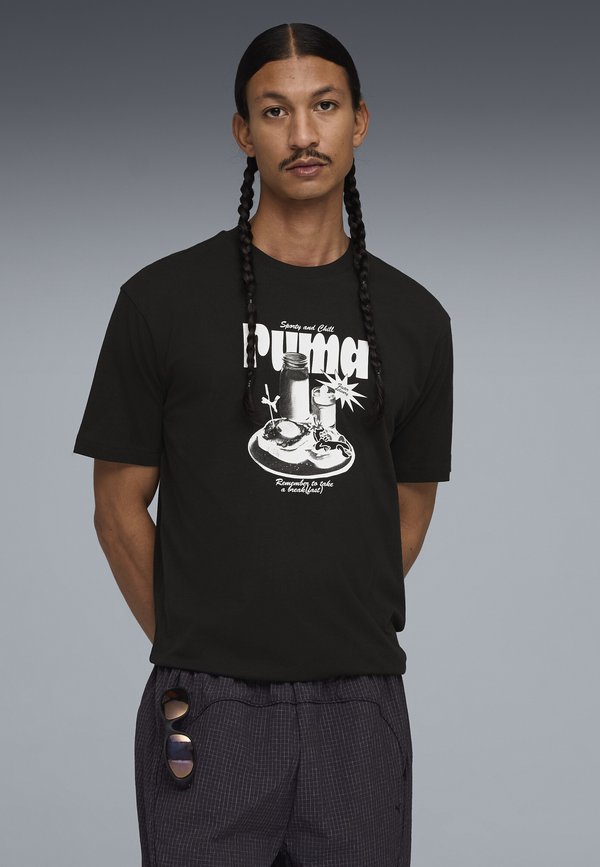 Puma GRAPHIC RELAXED  BREAKFAST TEE - Print T-shirt - black