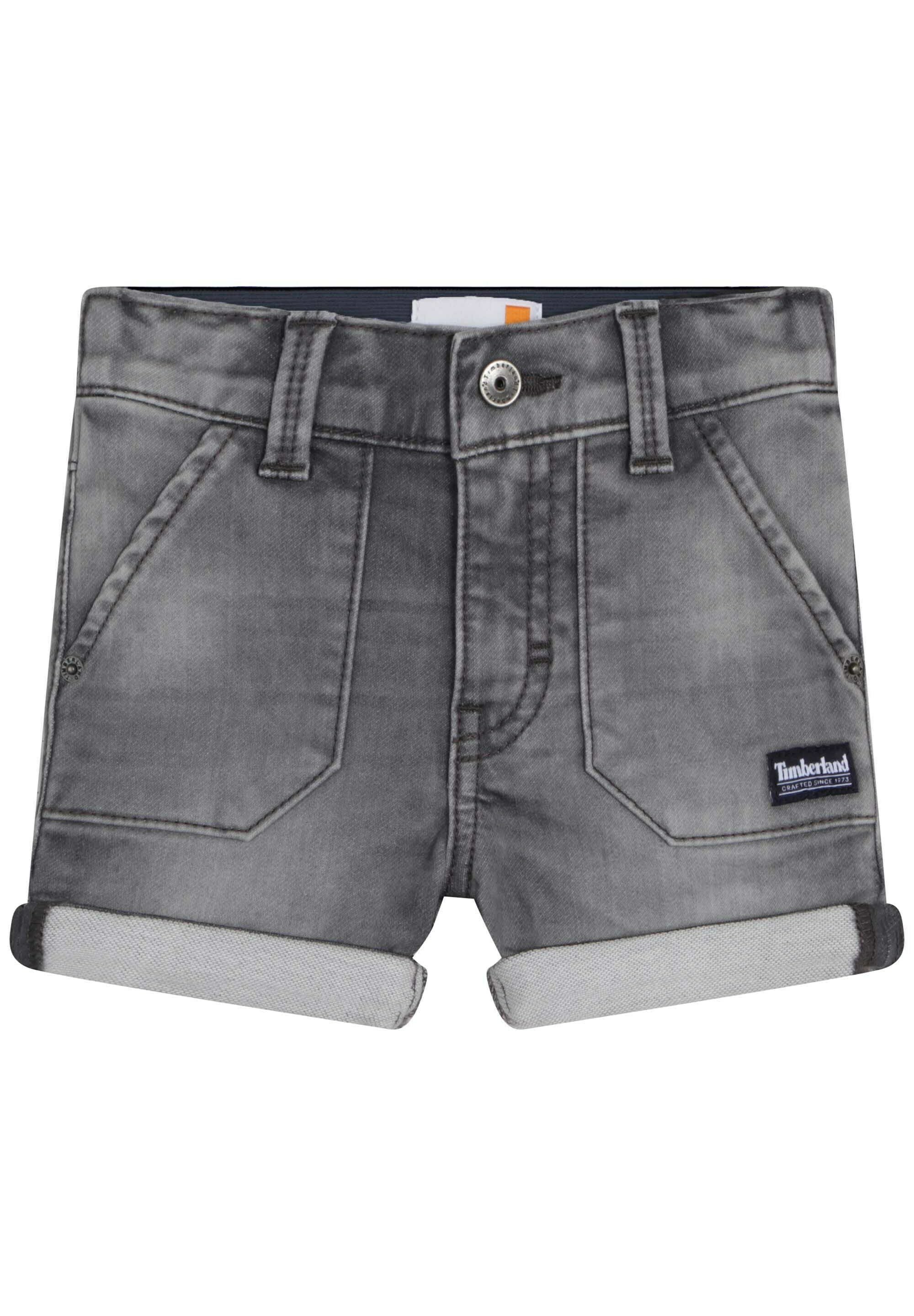 Graue Jeansshorts mit einem leicht verwaschenen Finish, umgeschlagenen Säumen, zwei Vordertaschen und einem kleinen Timberland-Logo-Patch.