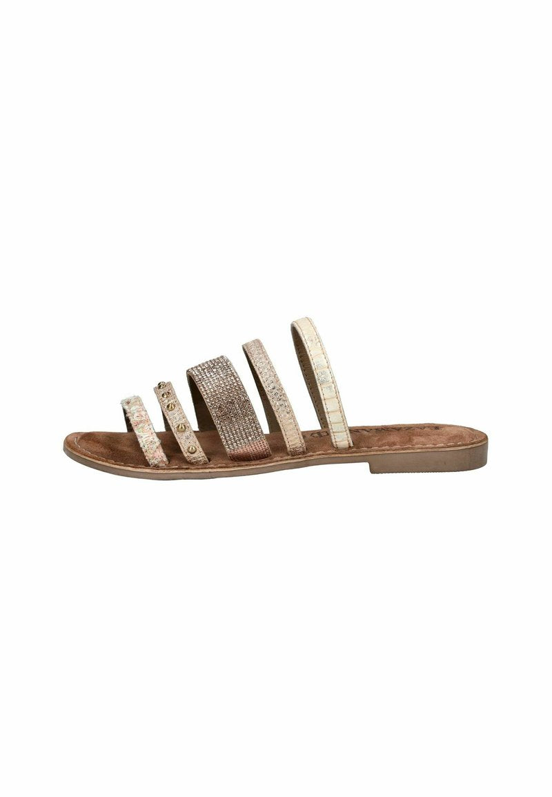 Flache Riemchensandalen mit fünf Riemen in verschiedenen Texturen und Schattierungen von Beige und Braun, ausgestattet mit einem gepolsterten Fußbett und einer glatten Sohle.