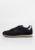 Marineblauer Ledersneaker mit Wildlederakzenten, versehen mit einer strukturierten Oberfläche, gepolsterter Sohle und weißen Logodetails an der Seite.