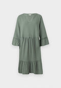 Locker sitzendes hellgrünes strukturiertes Kleid mit dreiviertel Glockenärmeln, V-Ausschnitt, gerafften Stufen an Taille und Saum, knielang.