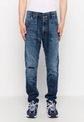 Jeans aus mittlerem Blau mit einem used Look. Sie verfügen über einen elastischen Kordelzugbund, ein schmales Bein und Taschen auf der Vorderseite.
