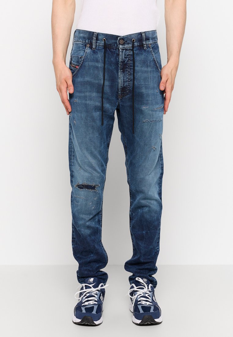 Jeans aus mittlerem Blau mit einem used Look. Sie verfügen über einen elastischen Kordelzugbund, ein schmales Bein und Taschen auf der Vorderseite.