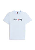 Hellblaues T-Shirt mit kurzen Ärmeln und dem "TOMMY JEANS"-Logo sowie Flaggen-Design in der Mitte der Brust.