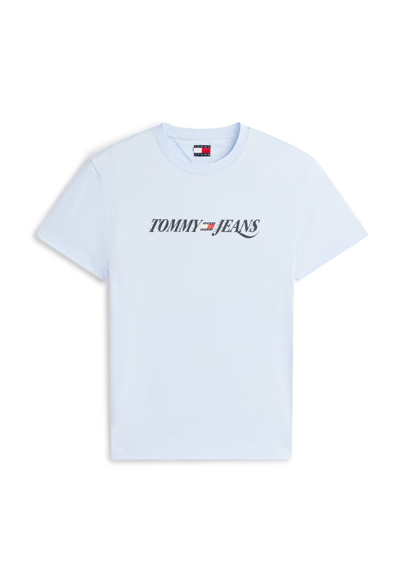 Hellblaues T-Shirt mit kurzen Ärmeln und dem "TOMMY JEANS"-Logo sowie Flaggen-Design in der Mitte der Brust.