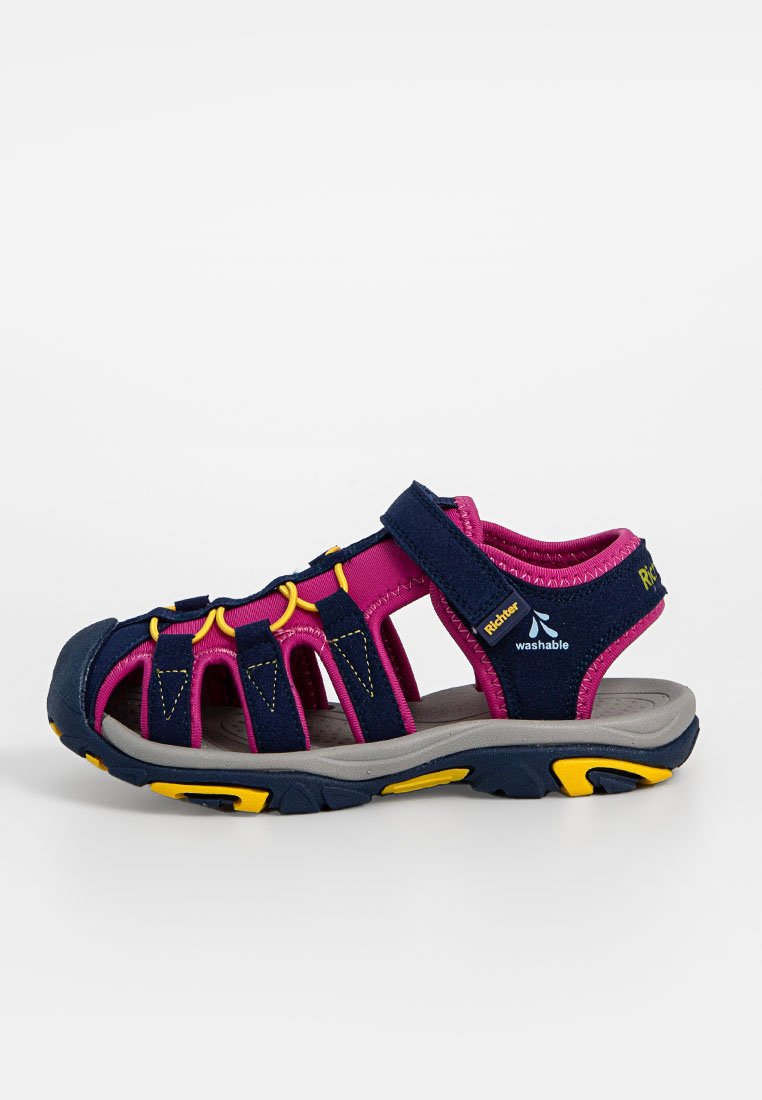 Marineblaue und pinke Kindersandale mit verstellbaren Riemen, Gummisohle und Mesh-Obermaterial. Mit gelben Akzenten und einem waschbaren Design.