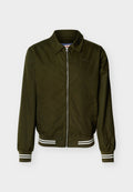Olivgrüne Zip-up-Jacke mit Kragen, elastischen Bündchen und Saum mit weißen Doppelstreifen sowie Seitentaschen.