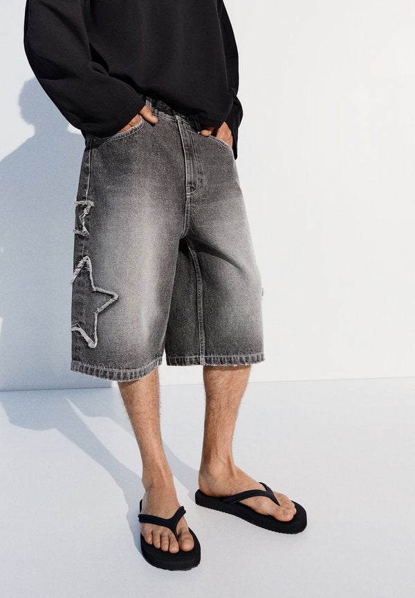 Bershka PATCH BAGGY - Denim shorts - grey