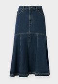 Dunkelblaue Jeansrock mit ausgestellter Form, hoher Taille, Fronttaschen und rohem Saum. Abgenutzte Textur und Nahtdetails.