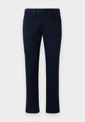 Marineblaue Jeanshose mit slim-fit-Schnitt, ausgestattet mit einem klassischen Fünf-Taschen-Design und dezenten Nähakzenten. Glatte Textur ohne Verzierungen.