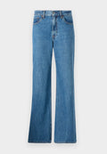 Helle blaue Jeans im Schlagstil mit hoher Taille, Fronttaschen und klassischer Naht. Der Stoff hat eine strukturierte Oberfläche.