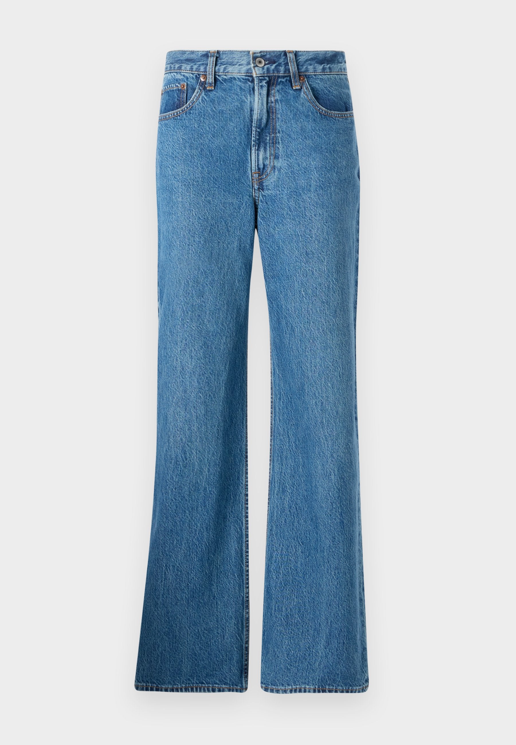 Helle blaue Jeans im Schlagstil mit hoher Taille, Fronttaschen und klassischer Naht. Der Stoff hat eine strukturierte Oberfläche.