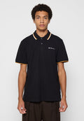 Schwarzes Poloshirt mit einer Knopfleiste mit zwei Knöpfen, geripptem Kragen mit weißen und orangefarbenen Streifen und einem kleinen, weißen Logo auf der Brust.