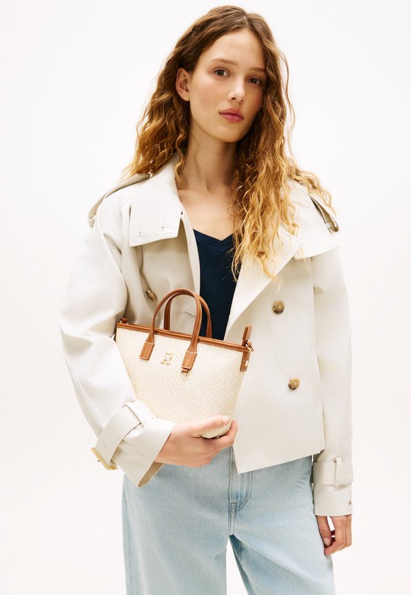 Tommy Hilfiger TH MONOPLAY MINI TOTE MONO - Handbag - beige