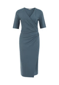 Dunkeltürkisfarbiges Wickelkleid mit halben Ärmeln, das eine geraffte Detailierung an der Taille und einen knielangen Rock besitzt. Hergestellt aus weichem, dehnbarem Material.