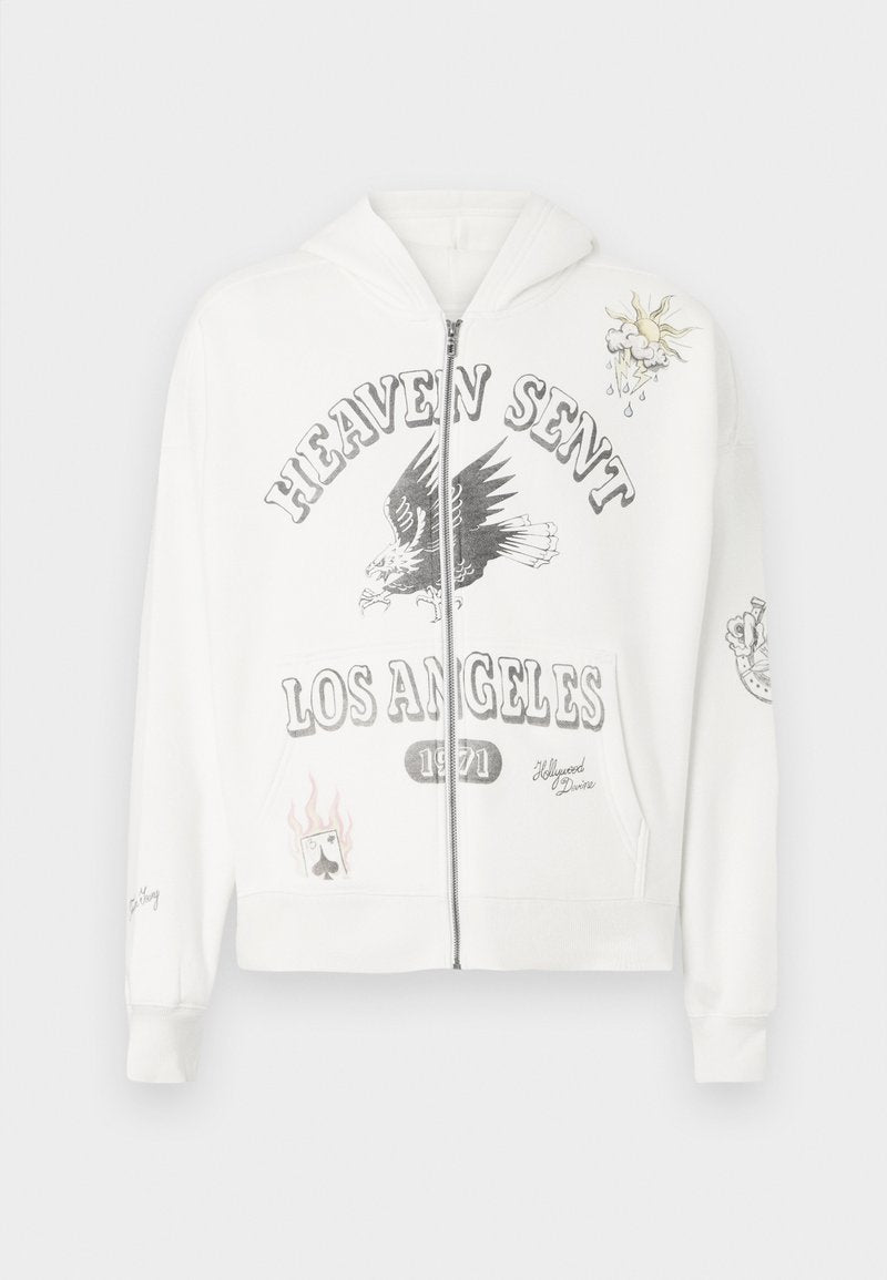 Weißer Zip-Hoodie mit grafischem Text "HEAVEN SENT LOS ANGELES 1971", einem Adlerdesign und dekorativen Patches, darunter eine Sonne und ein Spielkartenmotiv.