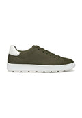 Olivgrüner Sneaker mit strukturiertem Obermaterial, Wildleder-Akzenten, weißer Gummisohle und sechs Ösen für die Schnürsenkel, mit einem minimalistischen Design.