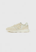 Beige Sneaker mit einem strukturierten Obermaterial, geschichteter Gestaltung und einem auffälligen Logodetail. Verfügt über eine gepolsterte Sohle und eine Schnürverschluss.