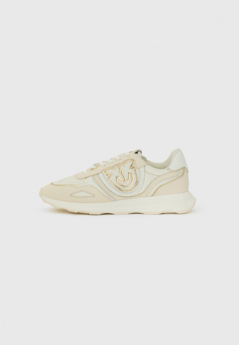 Beige Sneaker mit einem strukturierten Obermaterial, geschichteter Gestaltung und einem auffälligen Logodetail. Verfügt über eine gepolsterte Sohle und eine Schnürverschluss.