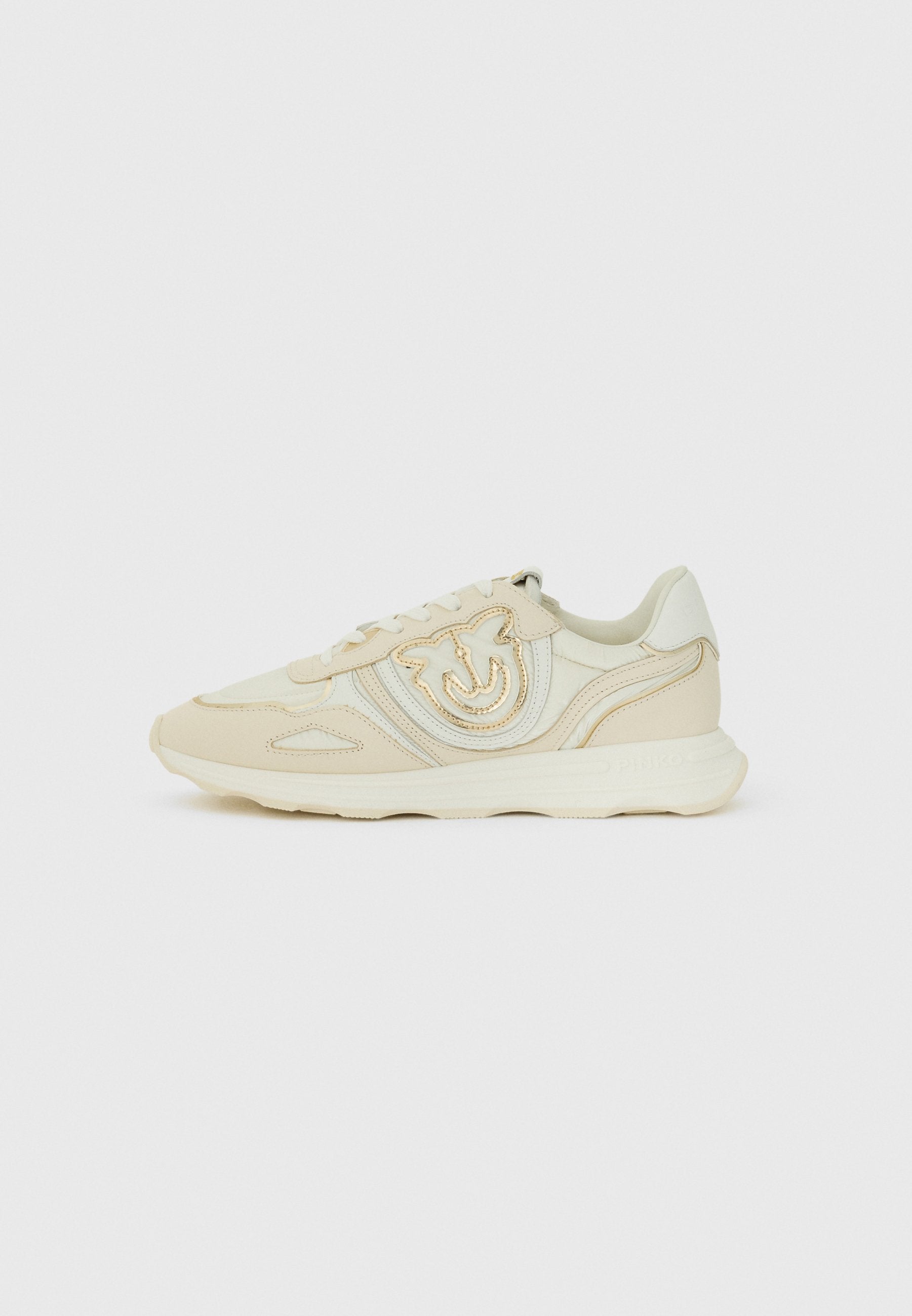 Beige Sneaker mit einem strukturierten Obermaterial, geschichteter Gestaltung und einem auffälligen Logodetail. Verfügt über eine gepolsterte Sohle und eine Schnürverschluss.