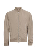 Beige Bomberjacke mit einem Reißverschluss vorne, geripptem Kragen und elastischen Bündchen. Verfügt über zwei seitliche Reißverschlusstaschen und einen kleinen Logo-Akzent auf der Brust.