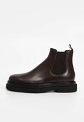 Braune Chelsea-Stiefel aus Leder mit elastischen Seitenteilen, runder Spitze und einer dicken schwarzen Gummisohle. Verfügen über eine Schlaufe zum einfachen Anziehen.