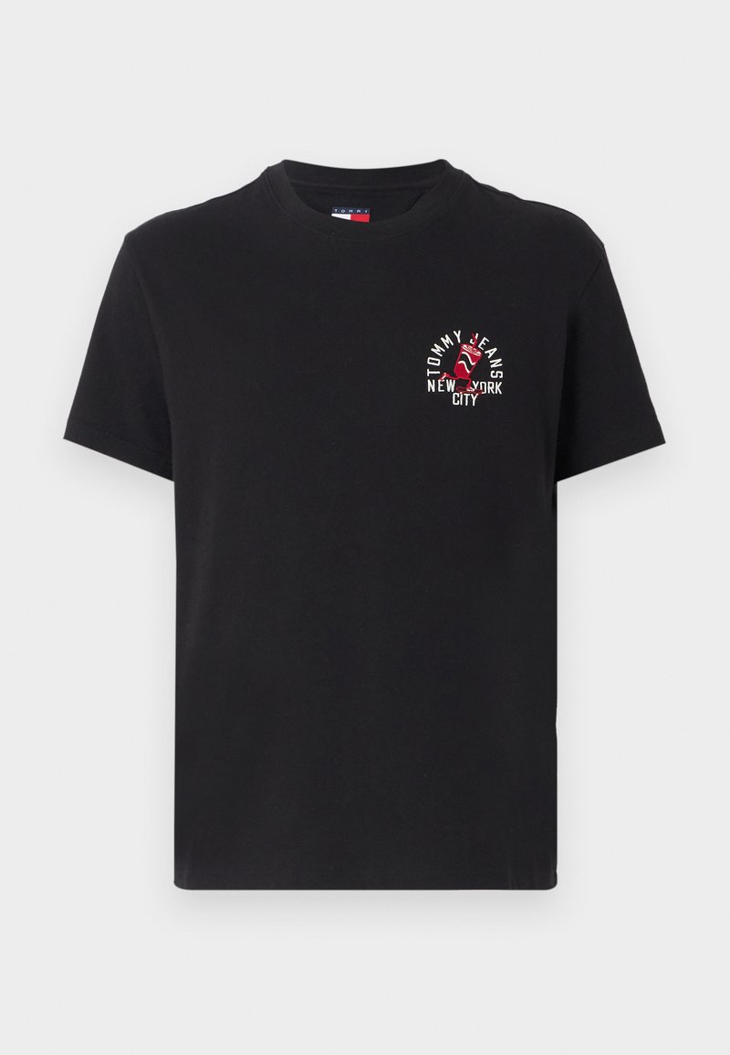 Schwarzes Baumwoll-T-Shirt mit kurzen Ärmeln und Rundhalsausschnitt, mit einem rot-weißen Grafikdruck, der "TOMMY JEANS NEW YORK CITY" sagt.