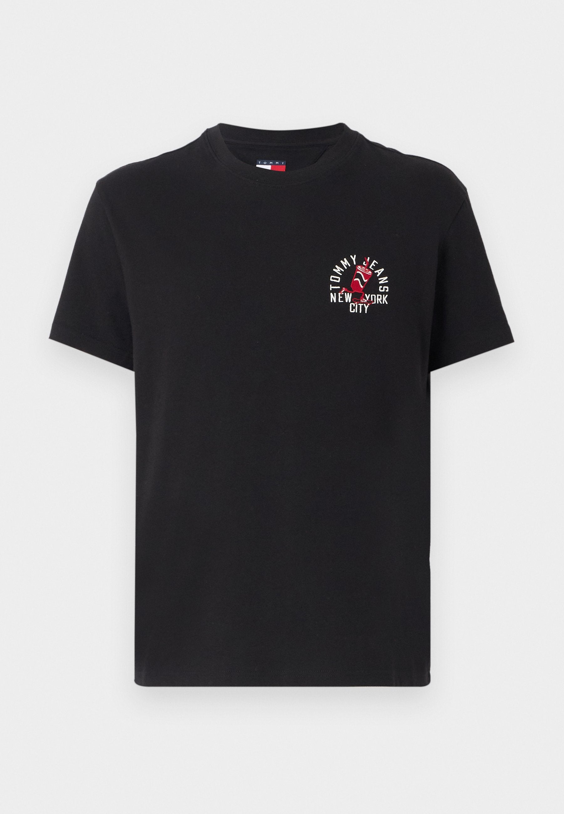 Schwarzes Baumwoll-T-Shirt mit kurzen Ärmeln und Rundhalsausschnitt, mit einem rot-weißen Grafikdruck, der "TOMMY JEANS NEW YORK CITY" sagt.