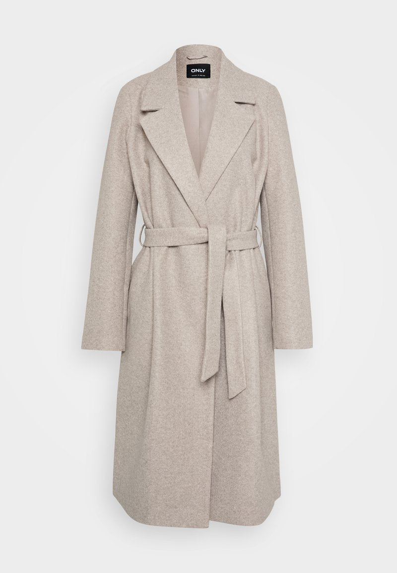 Hellbeige Damen-Langwollmantel mit breiten Revers und einem Stoffgürtel, der an der Taille gebunden ist, vor einem weißen Hintergrund.