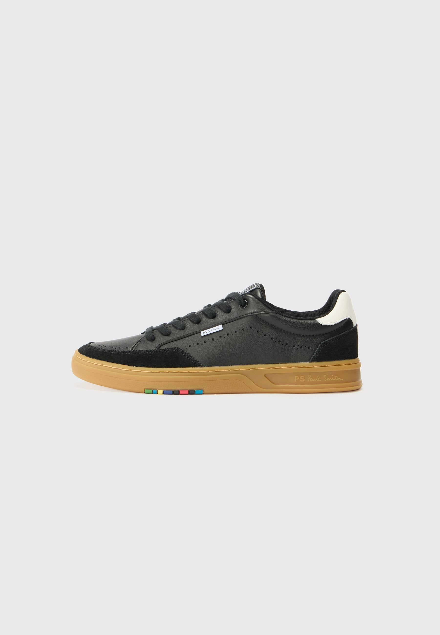 Schwarze Leder- und Wildledersneaker mit einer Gummisohle, die über perforierte Details, ein Schnürdesign und einen mehrfarbigen Akzent in der Nähe der Sohle verfügt.