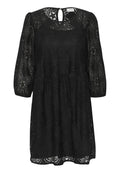 Schwarzes Spitzenkleid mit Rundhalsausschnitt, Dreiviertelärmeln, floralem Muster, betontem Taillenschnitt und einem Schlüsselaugen-Detail im Rücken.
