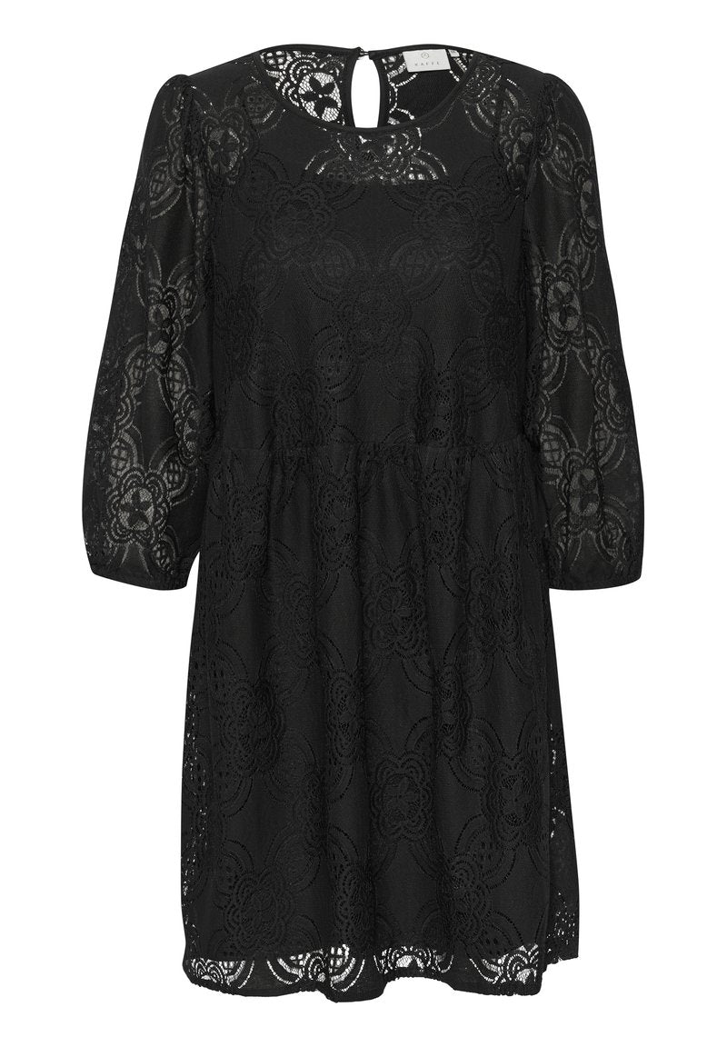 Schwarzes Spitzenkleid mit Rundhalsausschnitt, Dreiviertelärmeln, floralem Muster, betontem Taillenschnitt und einem Schlüsselaugen-Detail im Rücken.