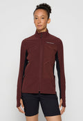 Bordeauxrote Softshelljacke mit hohem Kragen, Reißverschluss vorne und schwarzen Seitenpanels. Verfügt über eine Brusttasche und eine taillierte Passform.