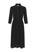 Schwarzes Hemdkleid mit Kragen, langen Ärmeln, geplisséter Textur und einem Bindegürtel in der Taille, der bis zur Wade reicht.