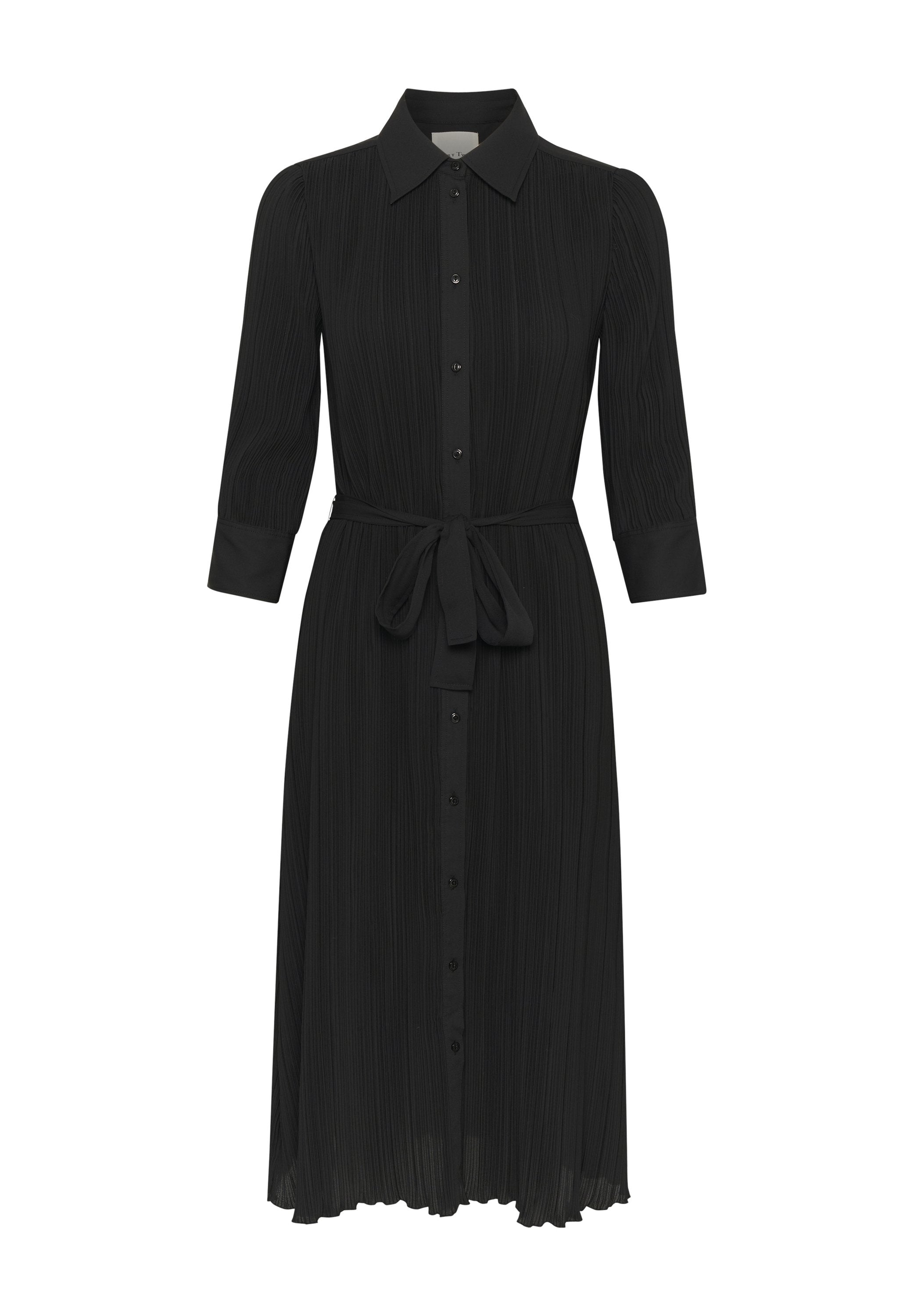 Schwarzes Hemdkleid mit Kragen, langen Ärmeln, geplisséter Textur und einem Bindegürtel in der Taille, der bis zur Wade reicht.