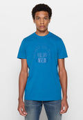 Blaues Baumwoll-T-Shirt mit Rundhalsausschnitt, kurzen Ärmeln und einem erhabenen Logodruck "Eigentum der Denim Division Diesel 78" auf der Vorderseite.