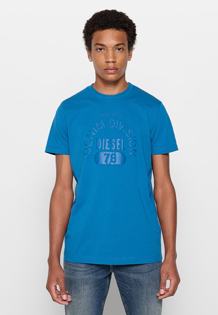 Blaues Baumwoll-T-Shirt mit Rundhalsausschnitt, kurzen Ärmeln und einem erhabenen Logodruck "Eigentum der Denim Division Diesel 78" auf der Vorderseite.