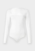 Weißes Langarm-Bodysuit mit quadratischem Ausschnitt, aus einem glatten Material. Verfügt über eine figurschmeichelnde Silhouette und einen Druckknopfverschluss im Schritt.