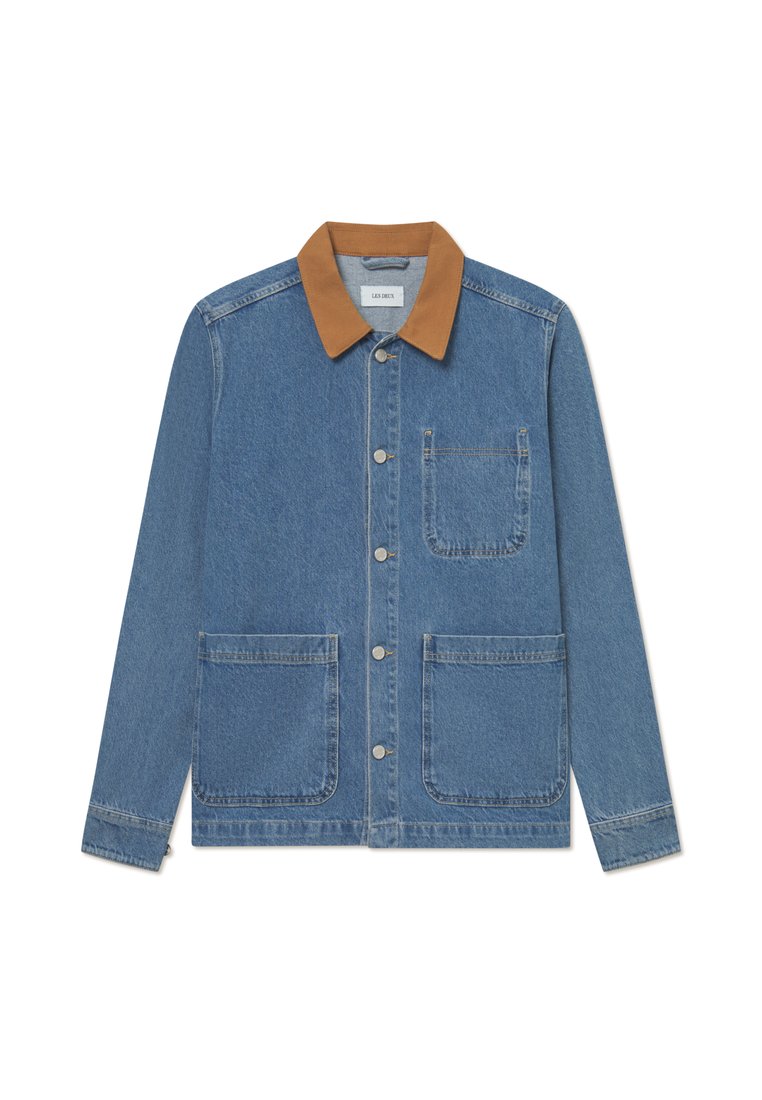 Jeansjacke mit einem braunen Wildlederkragen, langen Ärmeln, vorderen Knopfverschlüssen und zwei großen Vordertaschen. Mit einer Brusttasche.