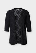 Schwarzer, offener Strickcardigan mit diamantförmigen Spitzenmustern und dreiviertellangen Ärmeln vor einem einfarbigen, hellen Hintergrund.