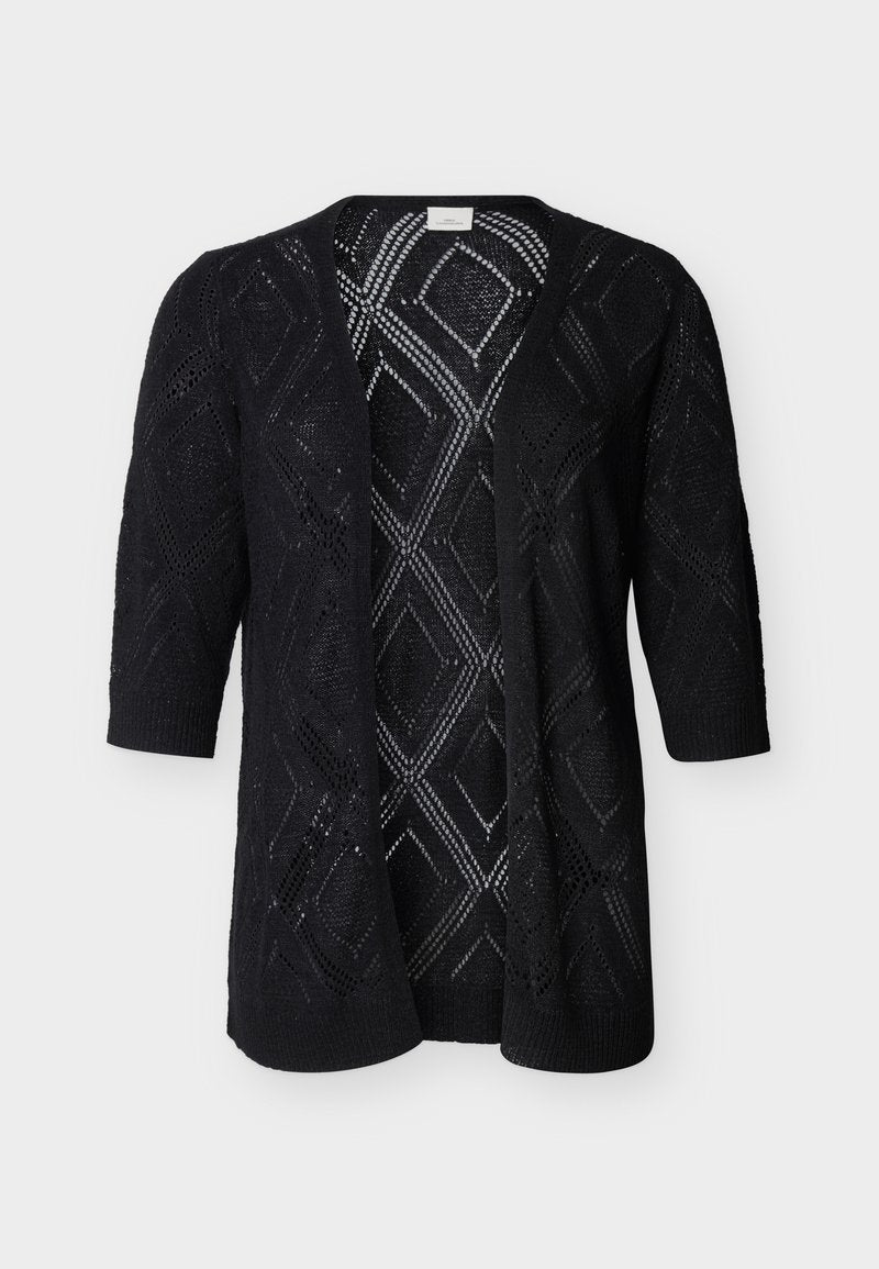 Schwarzer, offener Strickcardigan mit diamantförmigen Spitzenmustern und dreiviertellangen Ärmeln vor einem einfarbigen, hellen Hintergrund.