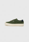 Grüne Wildledersneaker mit strukturiertem Finish, cremfarbener Gummisohle und dunkelblauem Fersenelement. Mit flachen Schnürsenkeln und runder Zehenpartie.