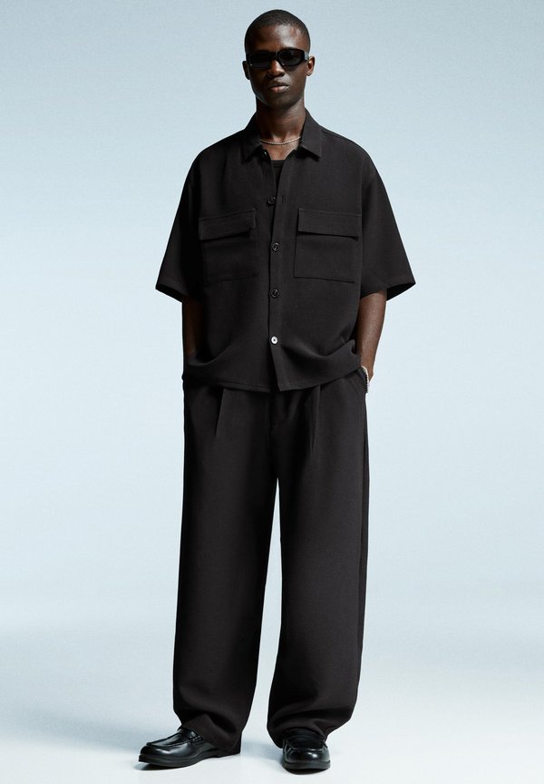 Bershka SUPER BAGGY TAILORED - Trousers - black