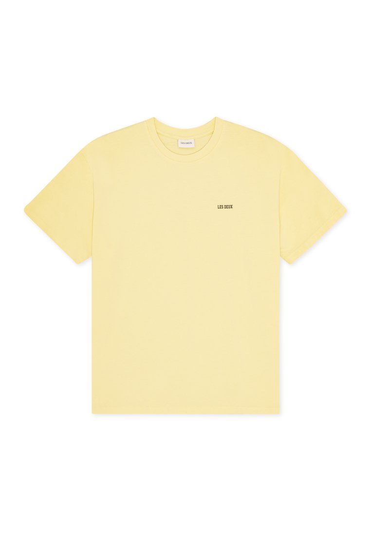Gelbes Baumwoll-T-Shirt mit kurzen Ärmeln, rundem Ausschnitt und einem kleinen schwarzen Logo "LES DEUX" auf der linken Brust.