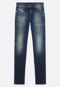 Dunkelblaue Jeans aus Denim mit einem verblassten Effekt, ausgestattet mit vorderen Taschen, sichtbaren Nähten und leichten Gebrauchsspuren an den Knien.