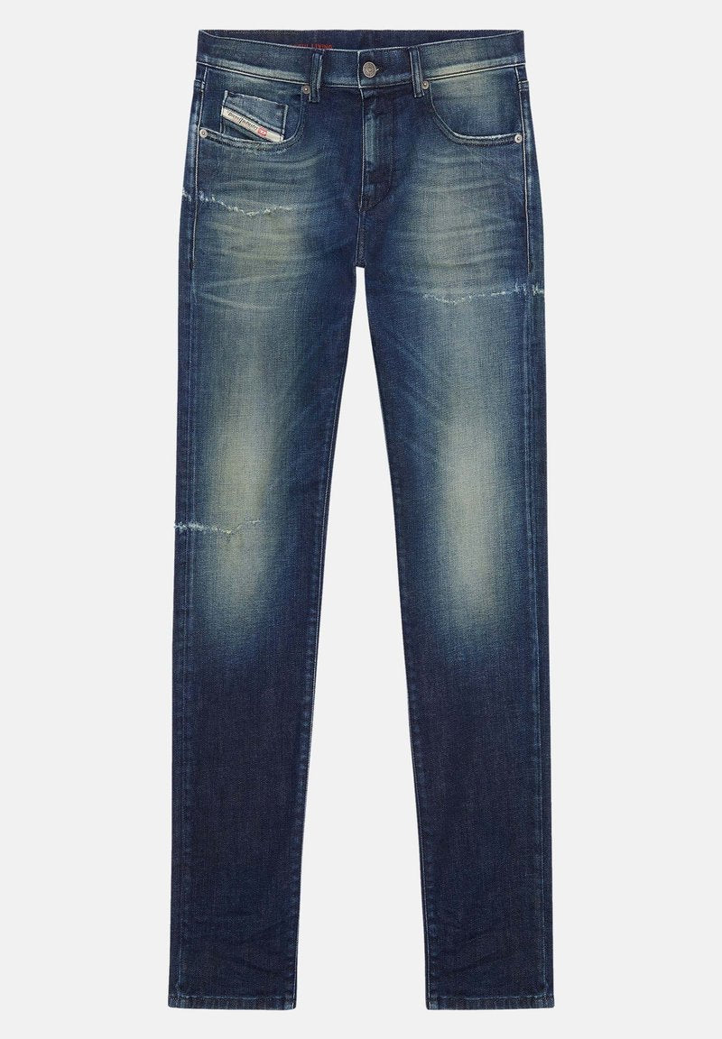 Dunkelblaue Jeans aus Denim mit einem verblassten Effekt, ausgestattet mit vorderen Taschen, sichtbaren Nähten und leichten Gebrauchsspuren an den Knien.