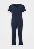 Dunkelblauer Jumpsuit mit kurzen Ärmeln, V-Ausschnitt und drei Knöpfen. Er hat eine geraffte Taille und gerade Beine und besteht aus weichem Stoff.