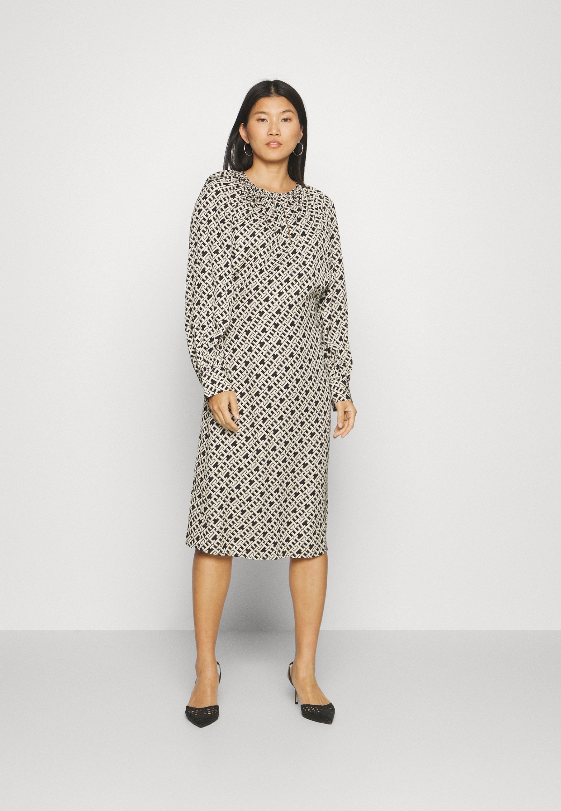 FLUID WAISTED MIDI DRESS Media 3
